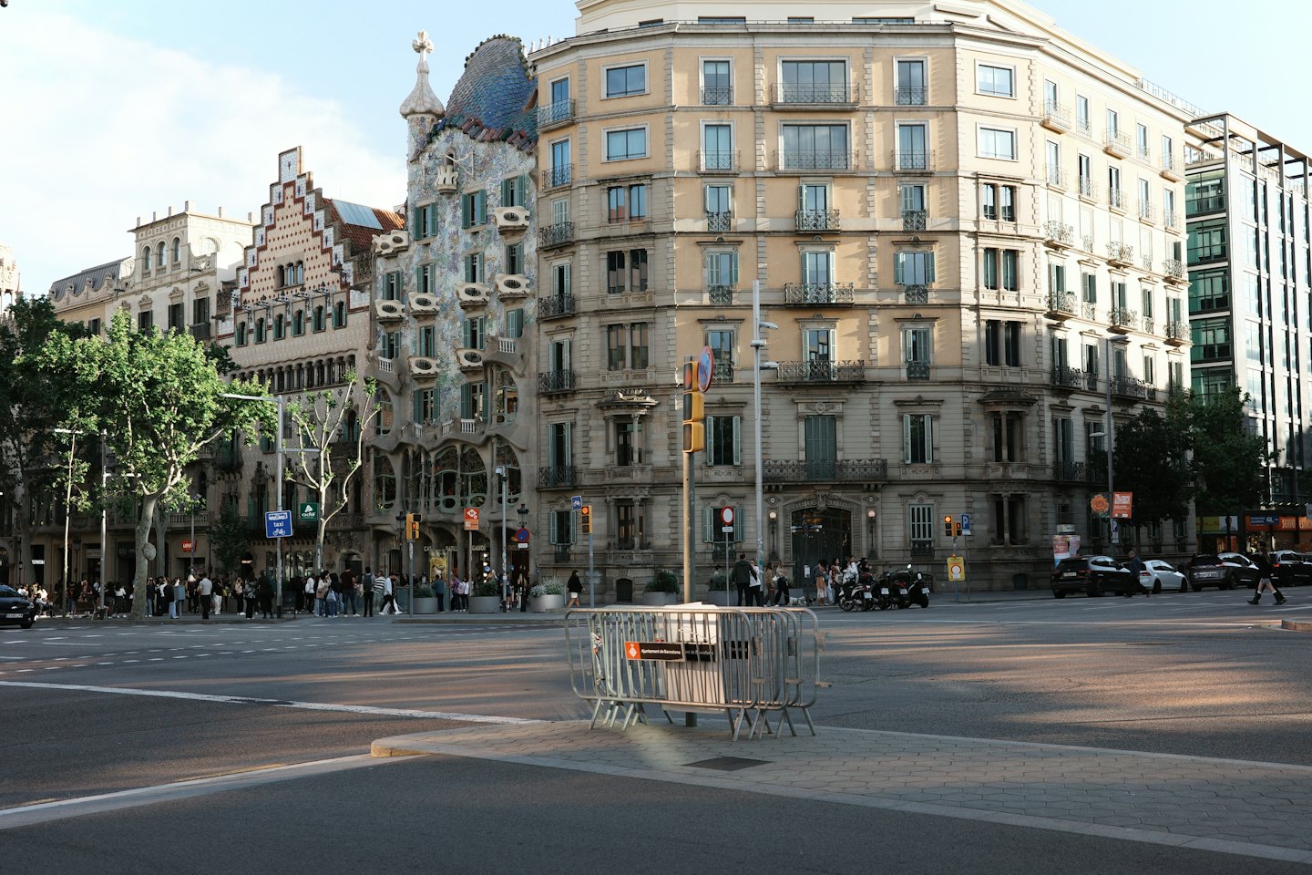 Peatones pasan por delante de la Casa Batlló en una calle concurrida de la ciudad.